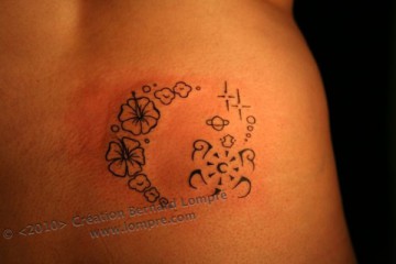 092.tattoo-paris-juin-lune-fleur-polynesienne-tortue-lompre  